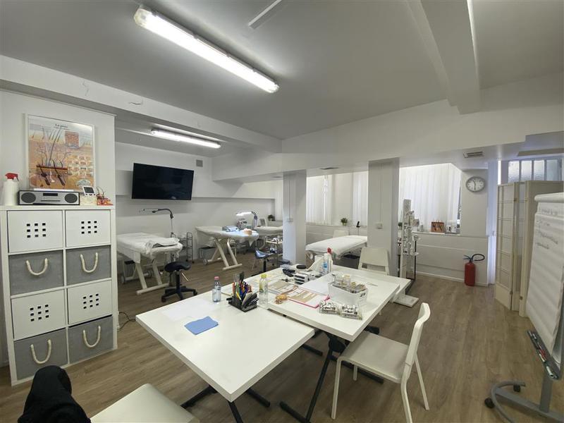 Location Bureaux 75 m² - Photo 1