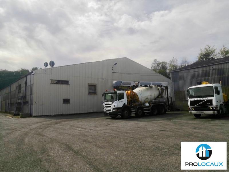 Location Entrepôt 2 200 m² - Photo 1