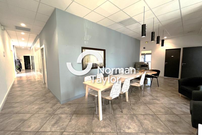 Location Bureaux 438 m² - Photo 1