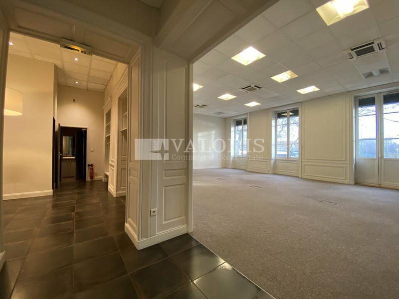 Location Bureaux 178 m² - Photo 1