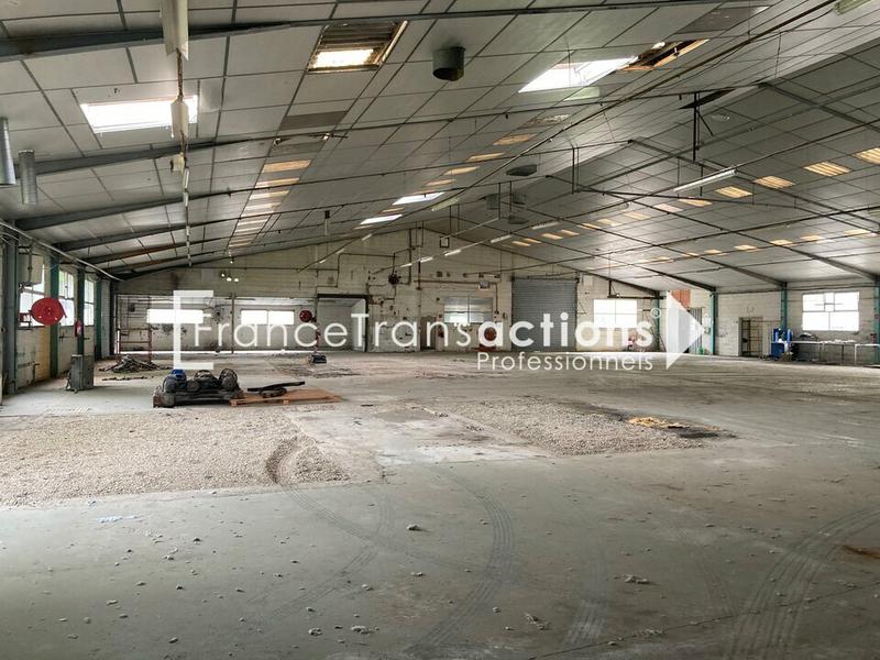 Location Commerce 1 700 m² - Photo 1