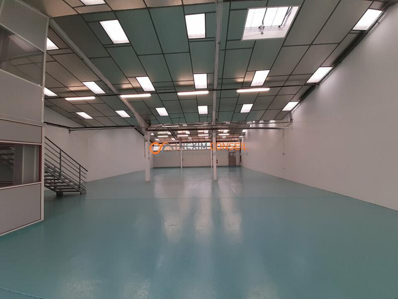 Location Entrepôt 433 m² - Photo 1
