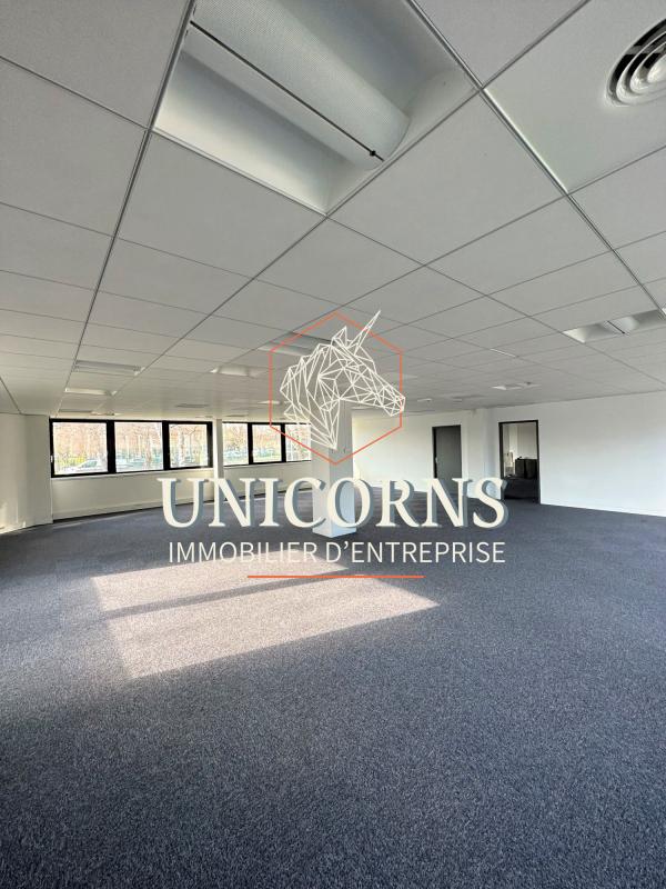 Location Bureaux 252 m² - Photo 1