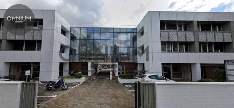 Location Bureaux 181 m² - Photo 1