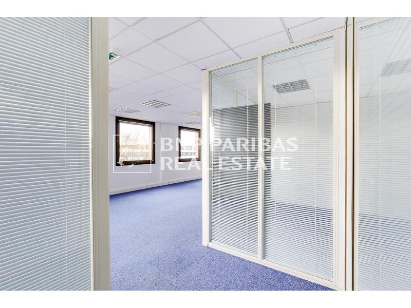 Location Bureaux 222 m² - Photo 1