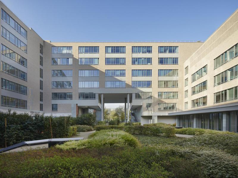 Location Bureaux 186 m² à 8 147 m²