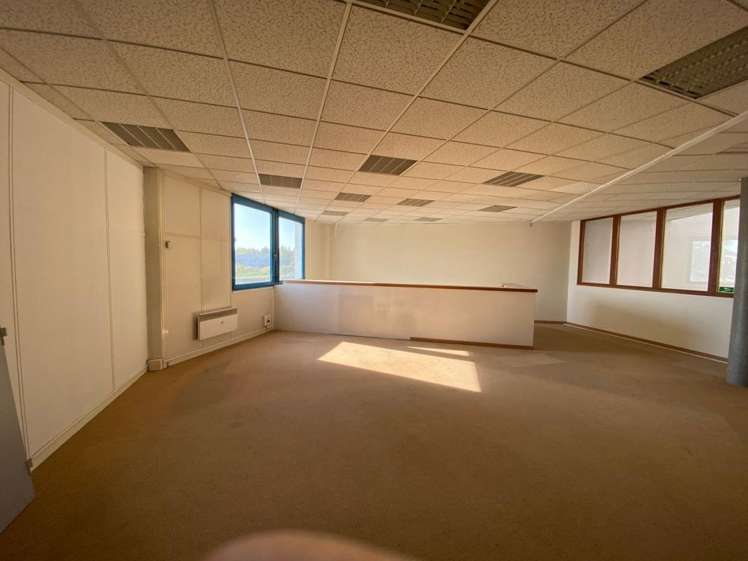 Location Bureau Ris-Orangis 91130 1 000m² – BureauxLocaux.com